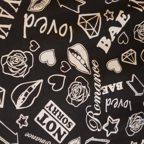 🧑🎄10/10🧑🎄CUTEEEE Graphic T - Picture 3 of 3